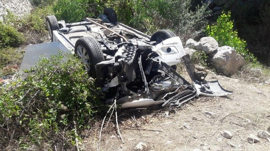 Amasya&rsquo;da Otomobil Şarampole Devrildi: 3 &Ouml;l&uuml;, 4 Yaralı