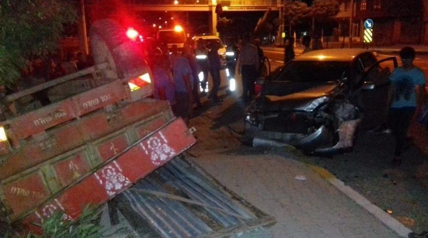 Otomobil İle Trakt&ouml;r &Ccedil;arpıştı: 2 Yaralı