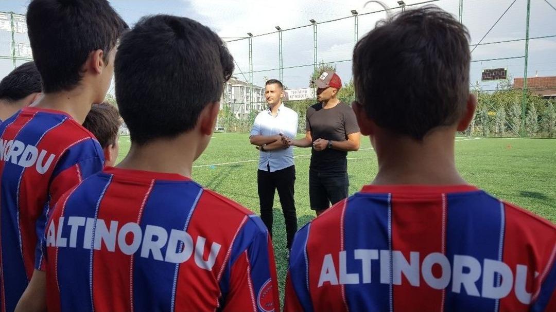 Serdar Kesimal&rsquo;dan Mesut &Ouml;zil&rsquo;e Destek