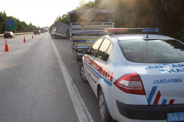 Kamyonet Emniyet Şeridindeki Araca Ve Jandarma Aracına Çarptı: 4 Yaralı