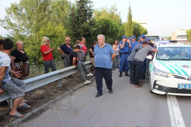 Kamyonet Emniyet Şeridindeki Araca Ve Jandarma Aracına Çarptı: 4 Yaralı