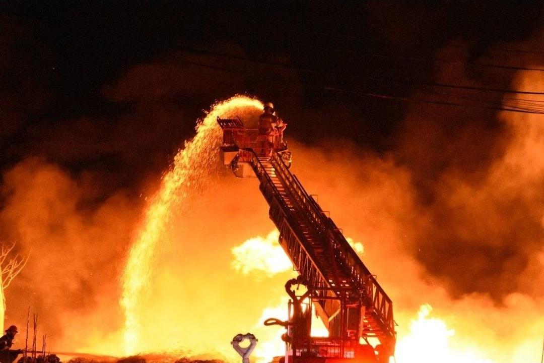 &Ccedil;anakkale&rsquo;de Sebze Halinde Yangın S&ouml;nd&uuml;rme &Ccedil;alışmaları Devam Ediyor