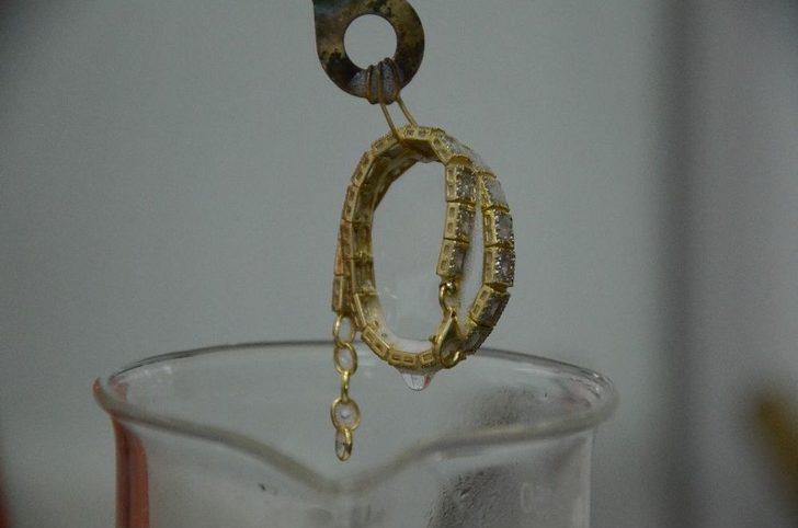 Altının Tahtına Gümüş Takılar Oturuyor G2