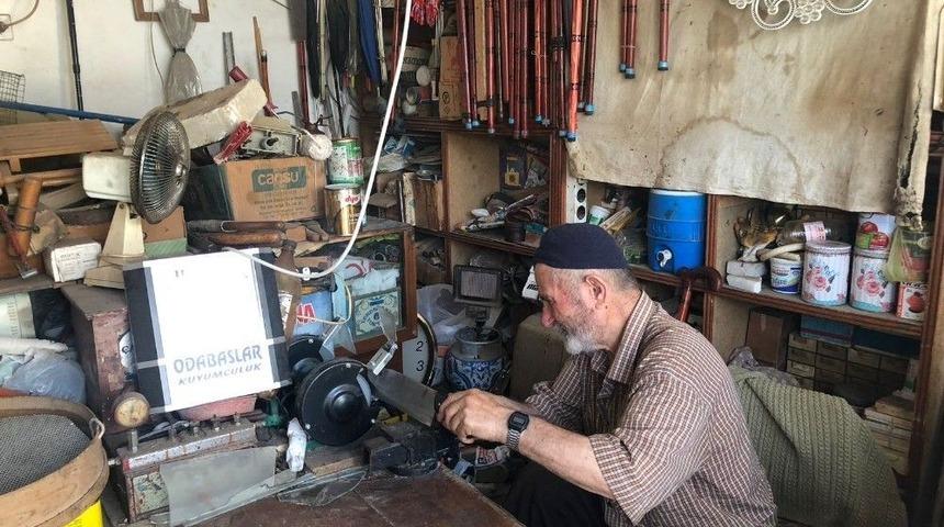 84 Yaşındaki Reşat Dede Bı&ccedil;ak Biliyor, Baston Yapıyor