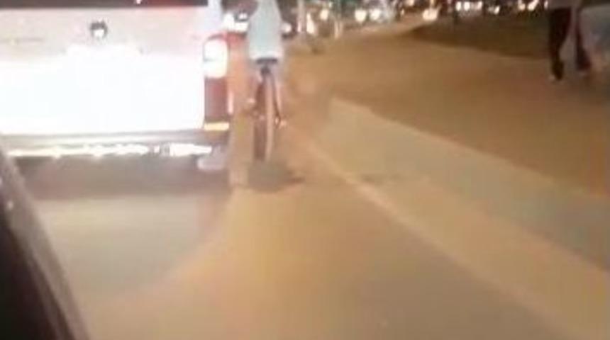 (özel) Bisikletli Gencin Tehlikeli Yolculuğu Kamerada