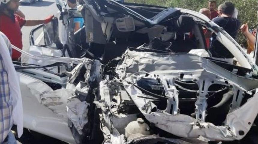 Şanlıurfa&rsquo;da Otomobil Tıra Arkadan &Ccedil;arptı: 1 &Ouml;l&uuml;, 3 Yaralı