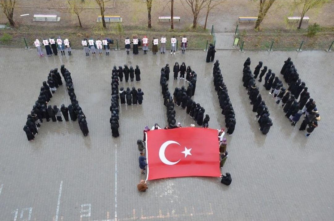 &Ouml;ğrenciler Bedenleriyle Afrin Yazdı