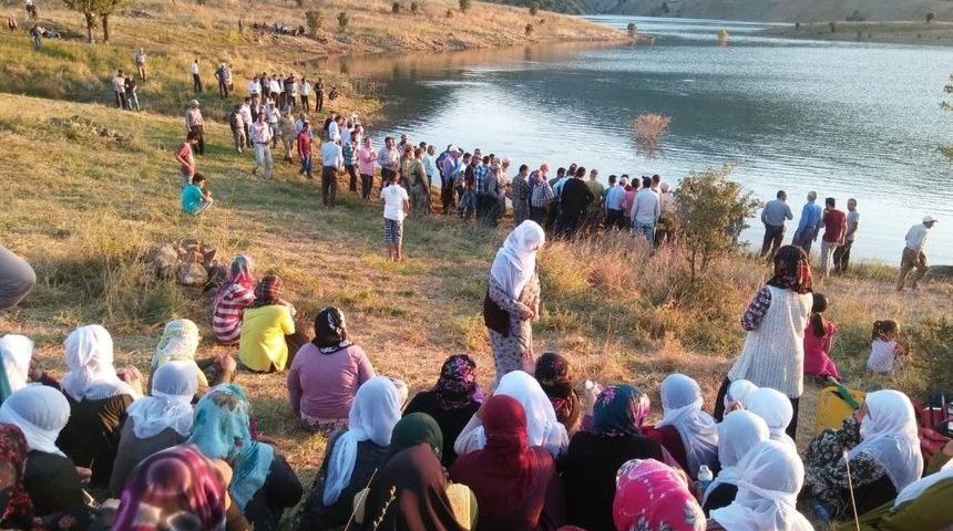 Fotoğraf &Ccedil;ekerken Baraj G&ouml;l&uuml;ne D&uuml;şen Gen&ccedil; Kayboldu