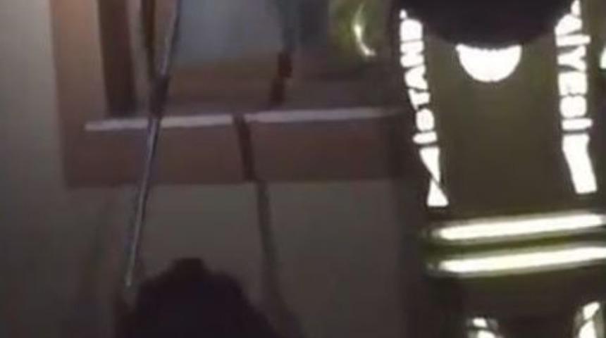 Pencereye Sıkışan Kediyi İtfaiye Ekipleri B&ouml;yle Kurtardı