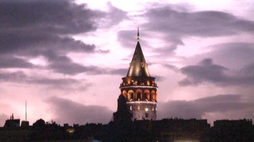 İstanbul&rsquo;da Şimşekler Geceyi Aydınlattı