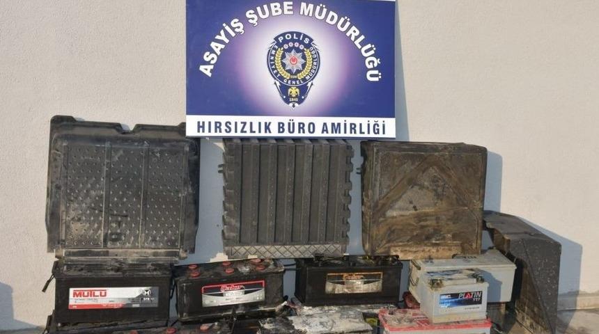 Adana&rsquo;da 6 G&uuml;nde 8 Otomobilin Ak&uuml;s&uuml;n&uuml; &Ccedil;alan 2 Kişi Yakalandı