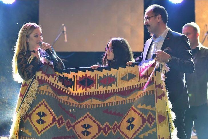 Tarhana Canavarı Ece Seçkin Uşak’ta Coştu G4