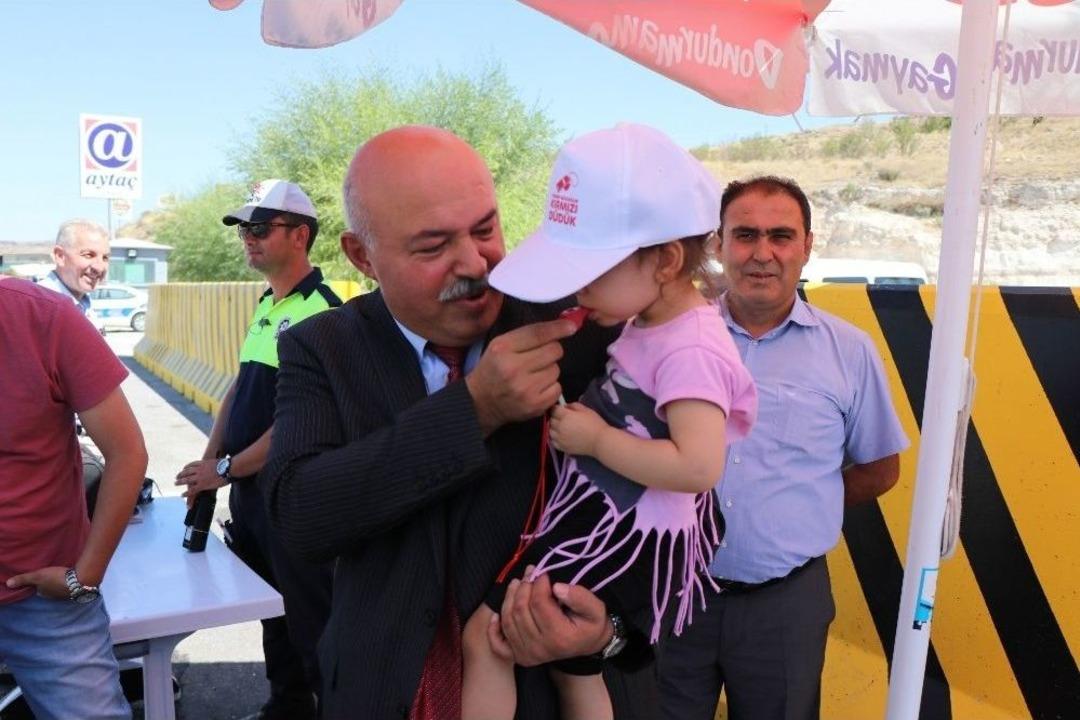 &Ccedil;ocuklar Kural Hatası Yapan B&uuml;y&uuml;klerini &rsquo;kırmızı D&uuml;d&uuml;k&rsquo; İle Uyaracak