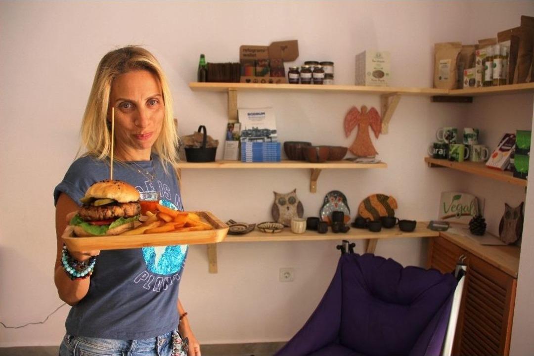 Zeynep Casalini Sipariş Alıp, Garsonluk Yapıyor