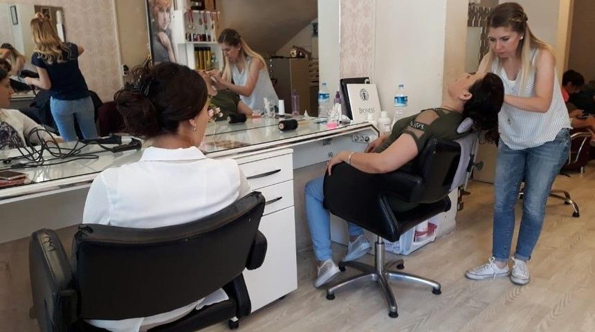 Manisa&rsquo;da Berber Ve Kuaf&ouml;rlerde Bayram Yoğunluğu