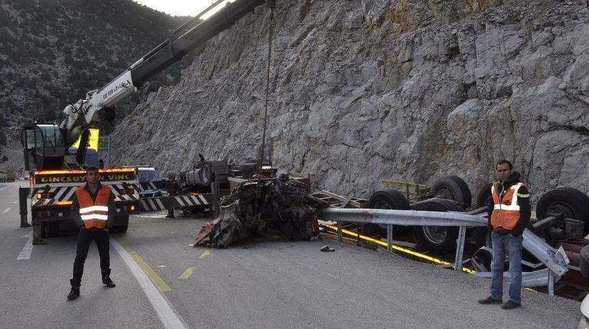 Konya&rsquo;da Tahta Y&uuml;kl&uuml; Tır Devrildi: 1 &Ouml;l&uuml;