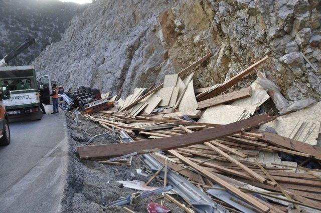 Konya&rsquo;da Tahta Y&uuml;kl&uuml; Tır Devrildi: 1 &Ouml;l&uuml; 2
