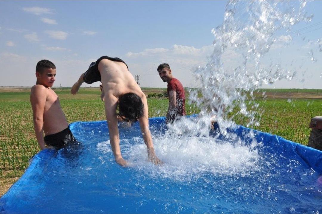 Sıcaktan Bulanan &Ccedil;ift&ccedil;iler Trakt&ouml;r R&ouml;morkunu Havuza &Ccedil;evirdi