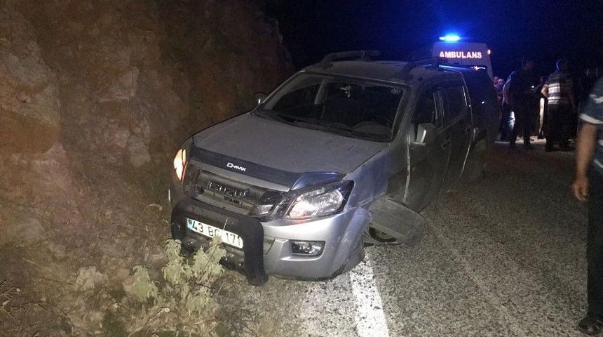 Kamyonetle Çarpışan Otomobil Uçuruma Yuvarlandı: 4 Yaralı