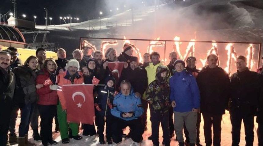 Y&ouml;resel Kıyafetli Kayak&ccedil;ıların Meşaleli - T&uuml;rk Bayraklı Gece Kayağı B&uuml;y&uuml;ledi