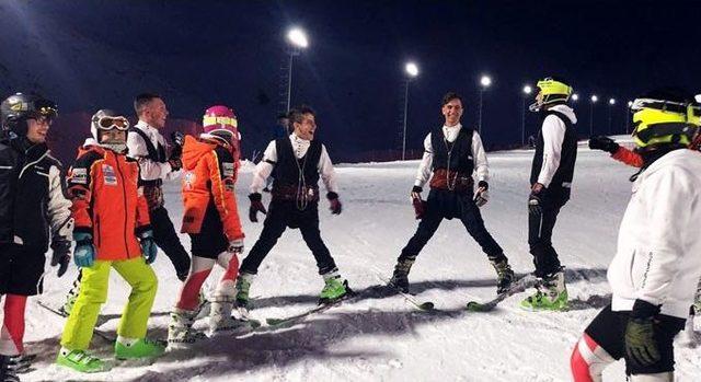 Yöresel Kıyafetli Kayakçıların Meşaleli - Türk Bayraklı Gece Kayağı Büyüledi