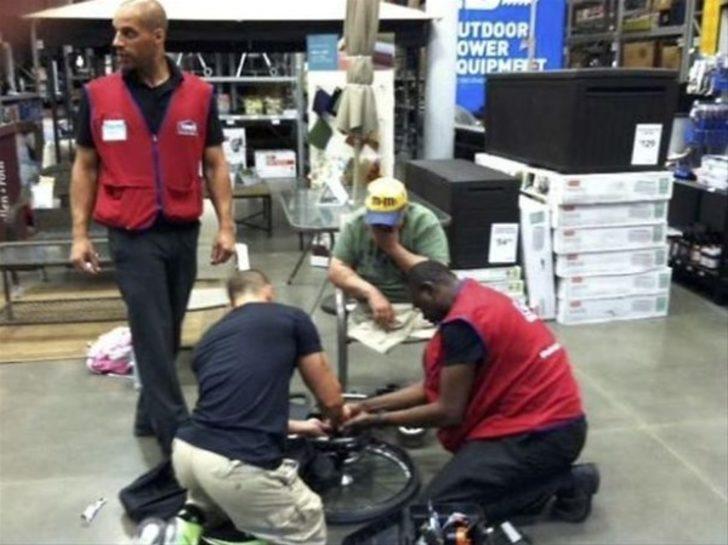 Alışveriş yaparken tekerlekli sandalyesi bozulan yaşlı adama yardım eden ça...