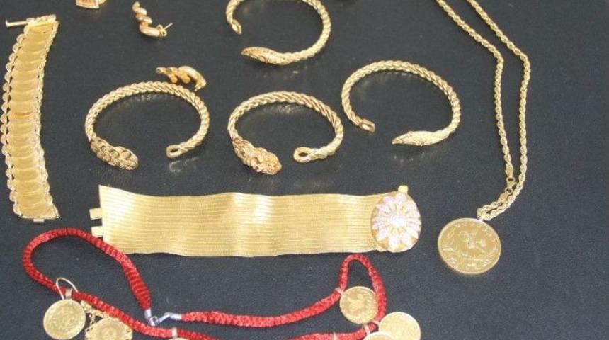 Takside Unutulan 110 Bin Lira Değerindeki Altınları Sahibine Teslim Etti