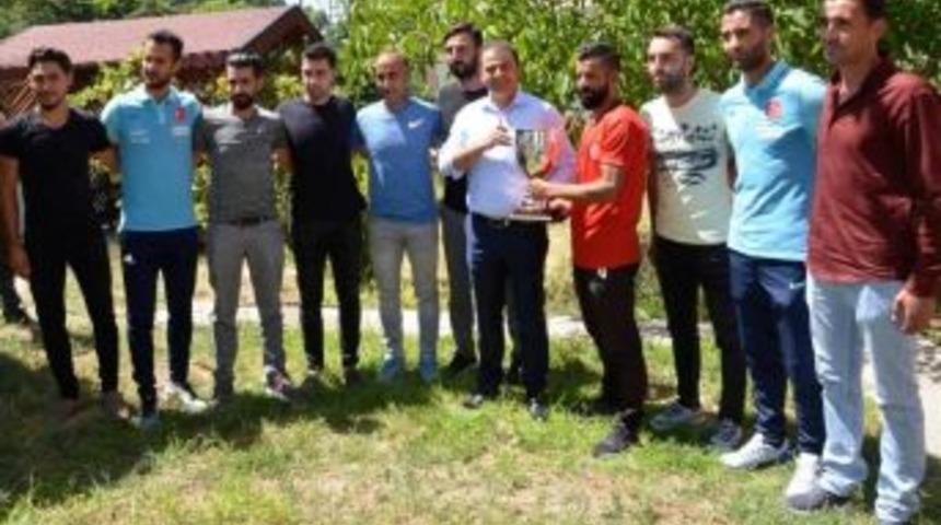 Birincilik Kupasını Başkan Vekili Yaşar&rsquo;a Hediye Ettiler