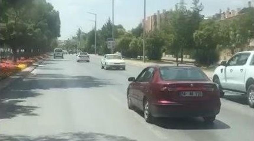 Trafikte Geri Geri Giden Otomobili G&ouml;renler Şaşkına D&ouml;nd&uuml;