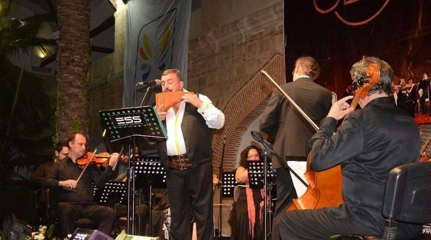 Ünlü Pan Flüt Sanatçısı Gheras, Kuşadası’nda Konser Verdi