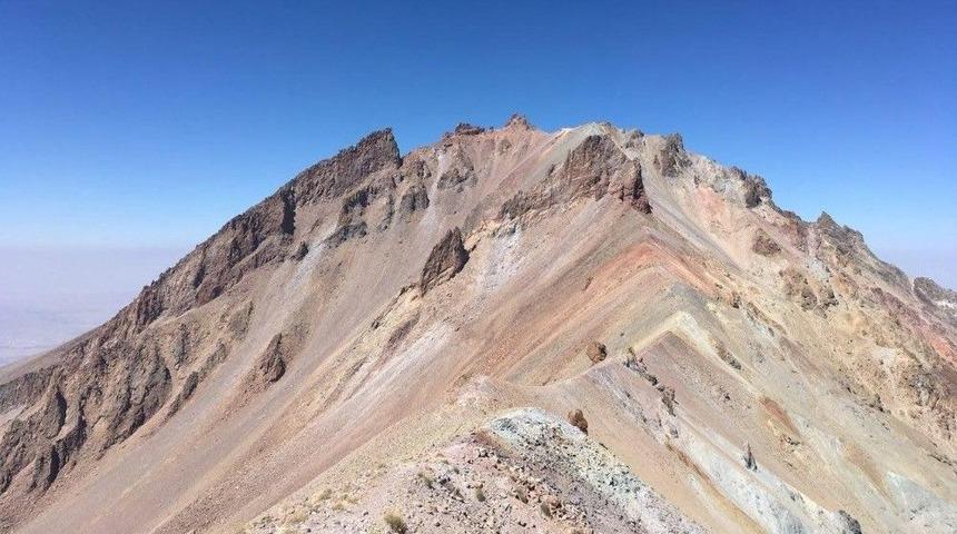 Anadolu&rsquo;nun Zirvesi Erciyeste Uak-2018 Flaması Dalgalandı