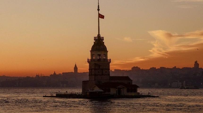 İstanbul&rsquo;da G&uuml;n Batımı Kartpostallık G&ouml;r&uuml;nt&uuml;ler Oluşturdu