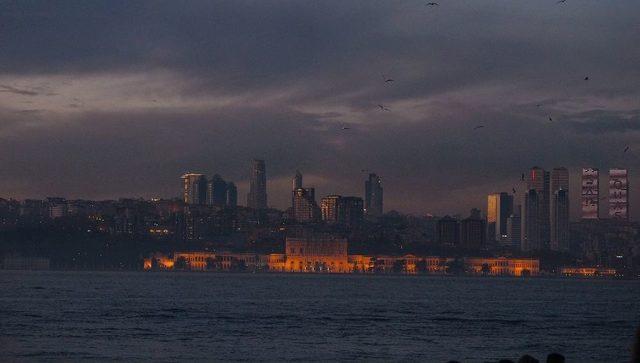 İstanbul’da Gün Batımı Kartpostallık Görüntüler Oluşturdu