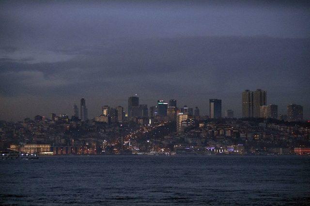 İstanbul’da Gün Batımı Kartpostallık Görüntüler Oluşturdu