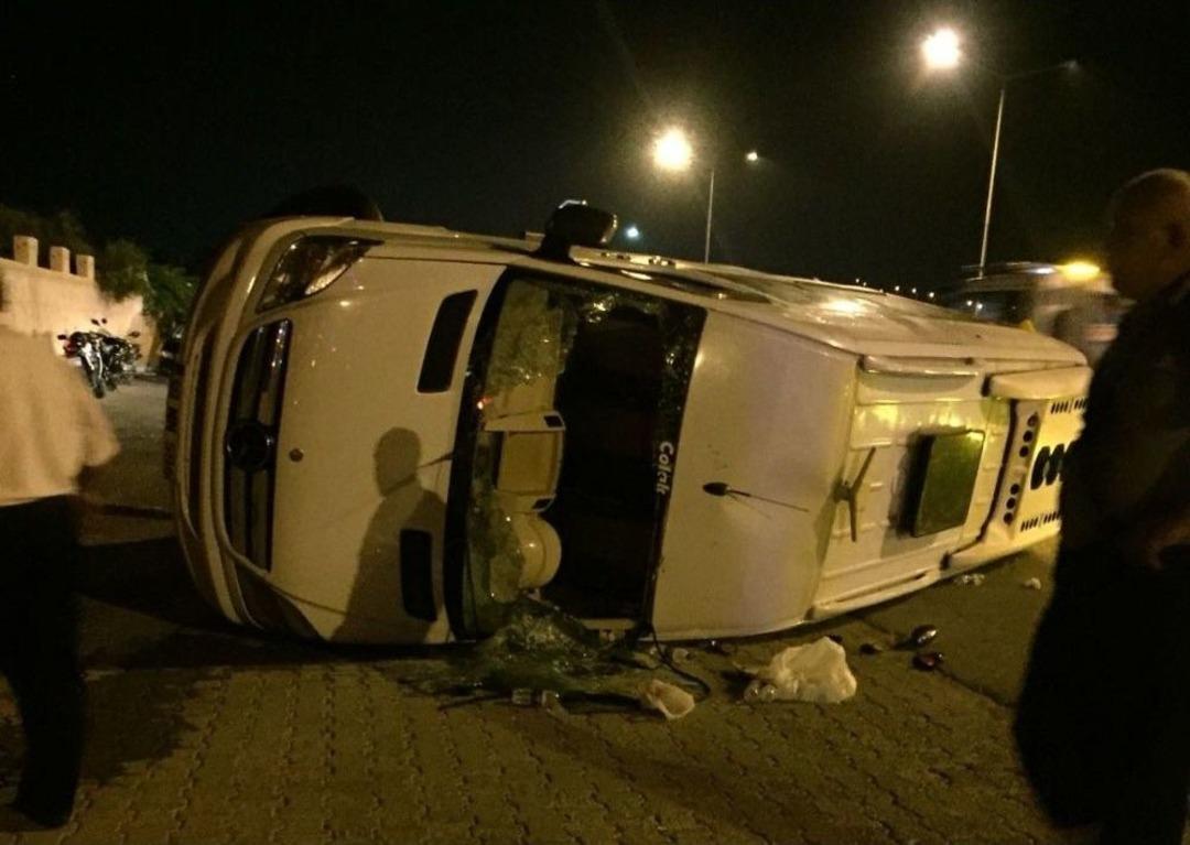 Motosiklet Minib&uuml;se Arkadan &Ccedil;arptı: 1 &Ouml;l&uuml;, 2 Yaralı