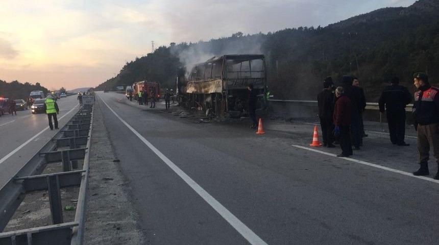 Yolcu Otob&uuml;s&uuml;, Park Halindeki Tır&rsquo;a &Ccedil;arptıktan Sonra Yandı: 13 &Ouml;l&uuml;, 20 Yaralı