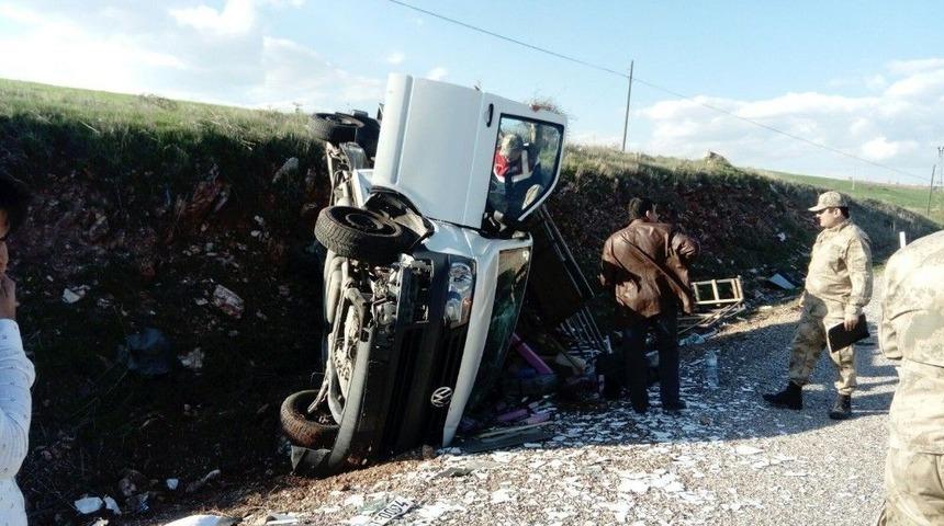 Cam Y&uuml;kl&uuml; Kamyonet Devrildi: 1 Yaralı