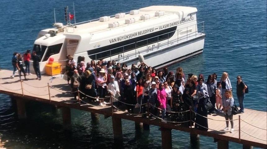 Van B&uuml;y&uuml;kşehir Belediyesinin Kadın Personelleri Adayı Gezdi