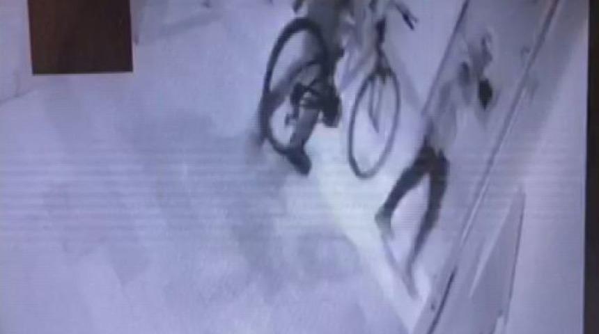 Bisikleti Kucaklayıp Çaldılar