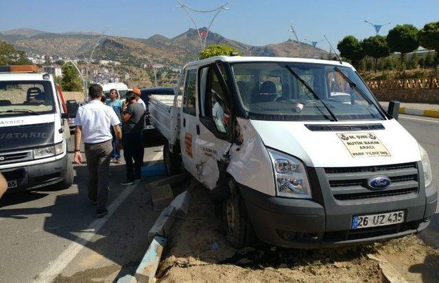 Tunceli’de Kamyonet Refüjdeki İşçilere Çarptı: 5 Yaralı