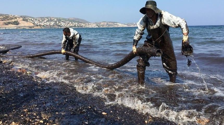 Fo&ccedil;a&rsquo;da Denizdeki Akaryakıtı Temizleme &Ccedil;alışmaları Devam Ediyor