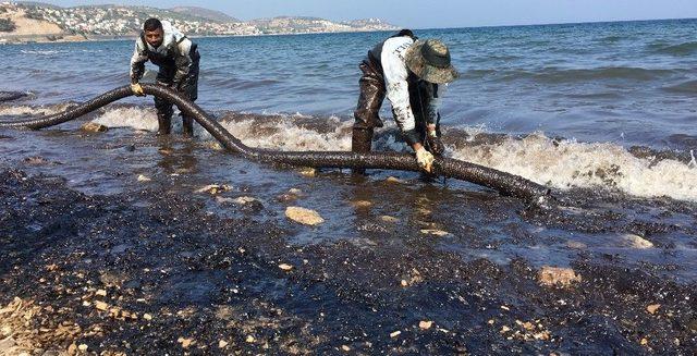 Foça’da Denizdeki Akaryakıtı Temizleme Çalışmaları Devam Ediyor