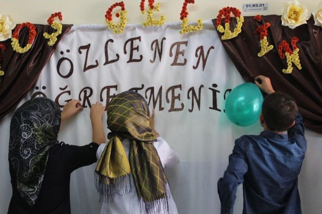 (&ouml;zel) Memleketinden D&ouml;nen &Ouml;ğretmenlerine &Ouml;ğrencilerden S&uuml;rpriz