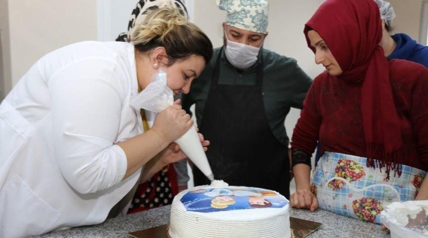 Ko-mek Kapılarını A&ccedil;ıyor