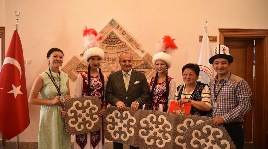 Taşk&ouml;pr&uuml;&rsquo;de Yabancı Folklor Gruplarıyla Resepsiyon Yapıldı