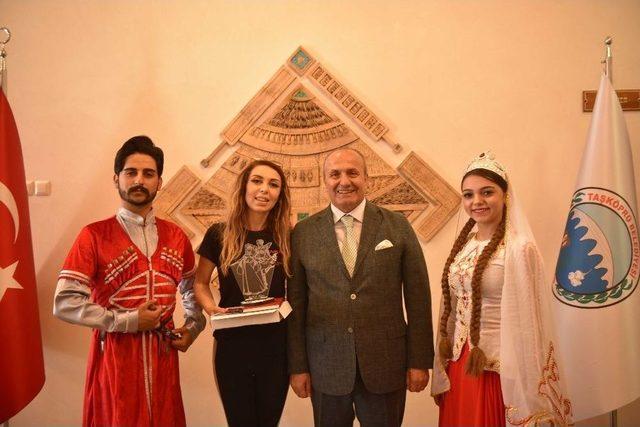 Taşköprü’de Yabancı Folklor Gruplarıyla Resepsiyon Yapıldı