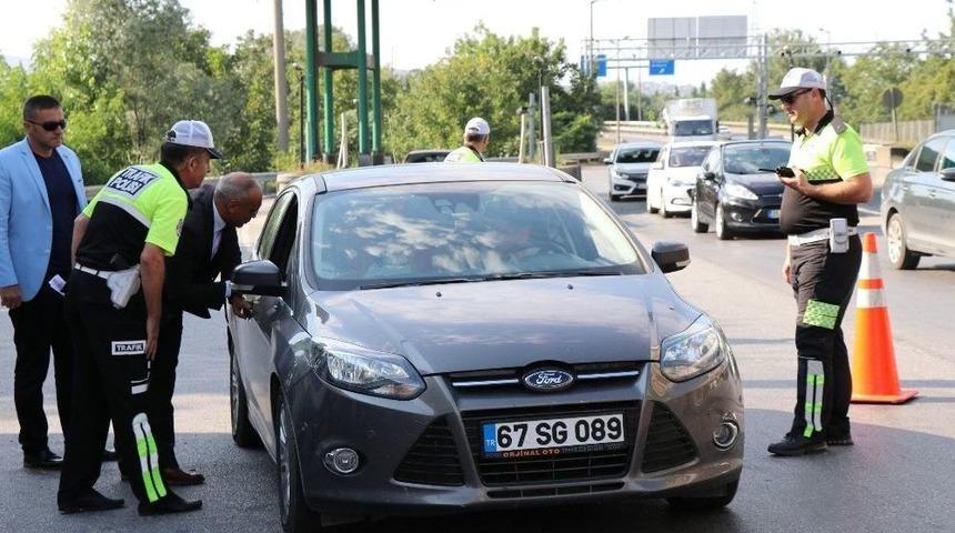 Sakarya&rsquo;da Hatalı S&uuml;r&uuml;c&uuml;lere Kırmızı D&uuml;d&uuml;k Uygulaması