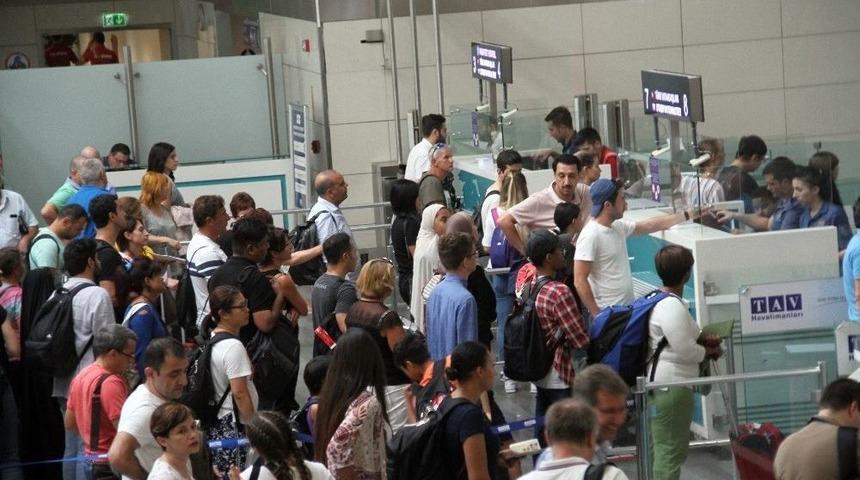 Atat&uuml;rk Havalimanı&rsquo;nda Kurban Bayramı Yoğunluğu