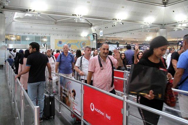 Atatürk Havalimanı’nda Kurban Bayramı Yoğunluğu