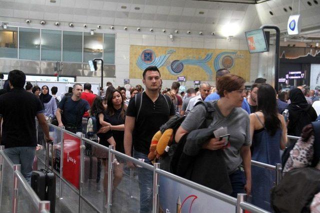 Atatürk Havalimanı’nda Kurban Bayramı Yoğunluğu